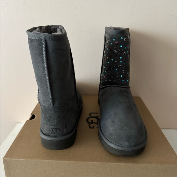 UGG short suede sheepskin stud II boot. Size: 8, 9 - Picture 11 of 15